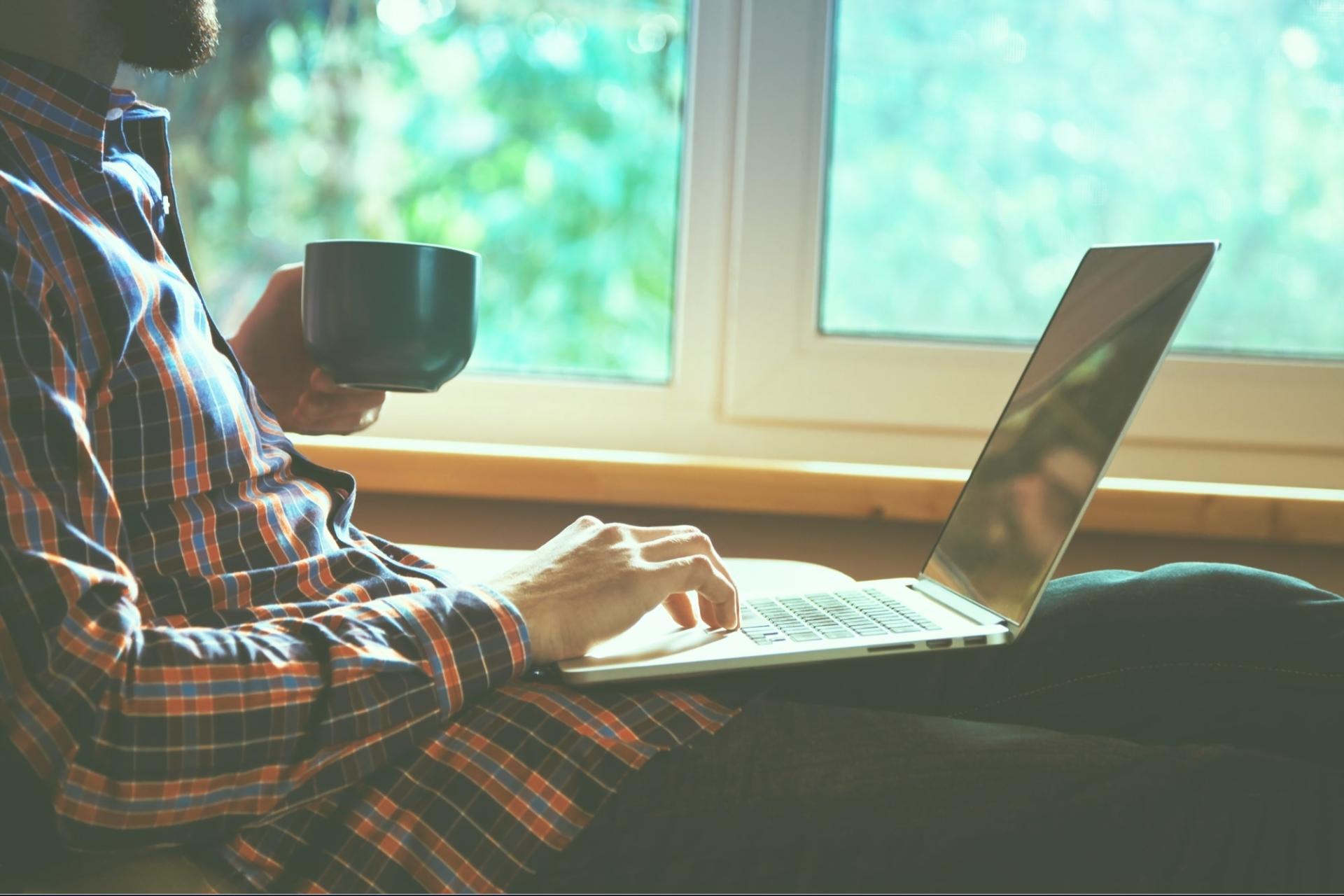 Studenci analizujący dane finansowe na platformie edukacyjnej marvlico