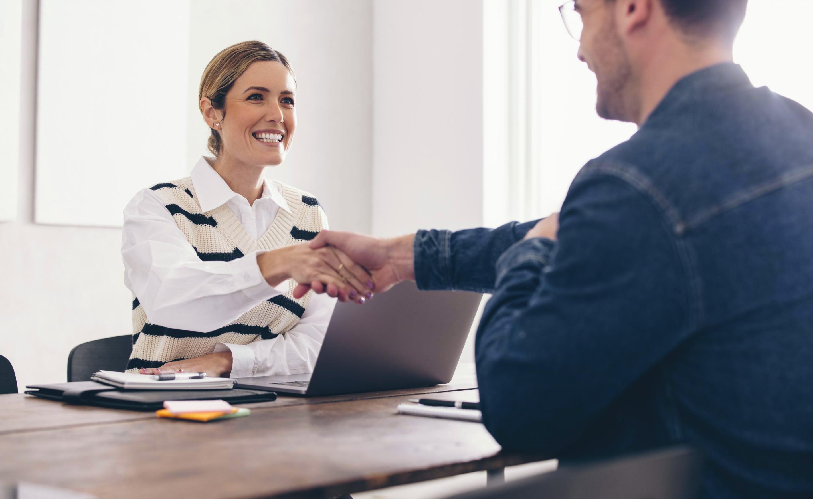 Uczestnik kursu podczas analizy danych finansowych