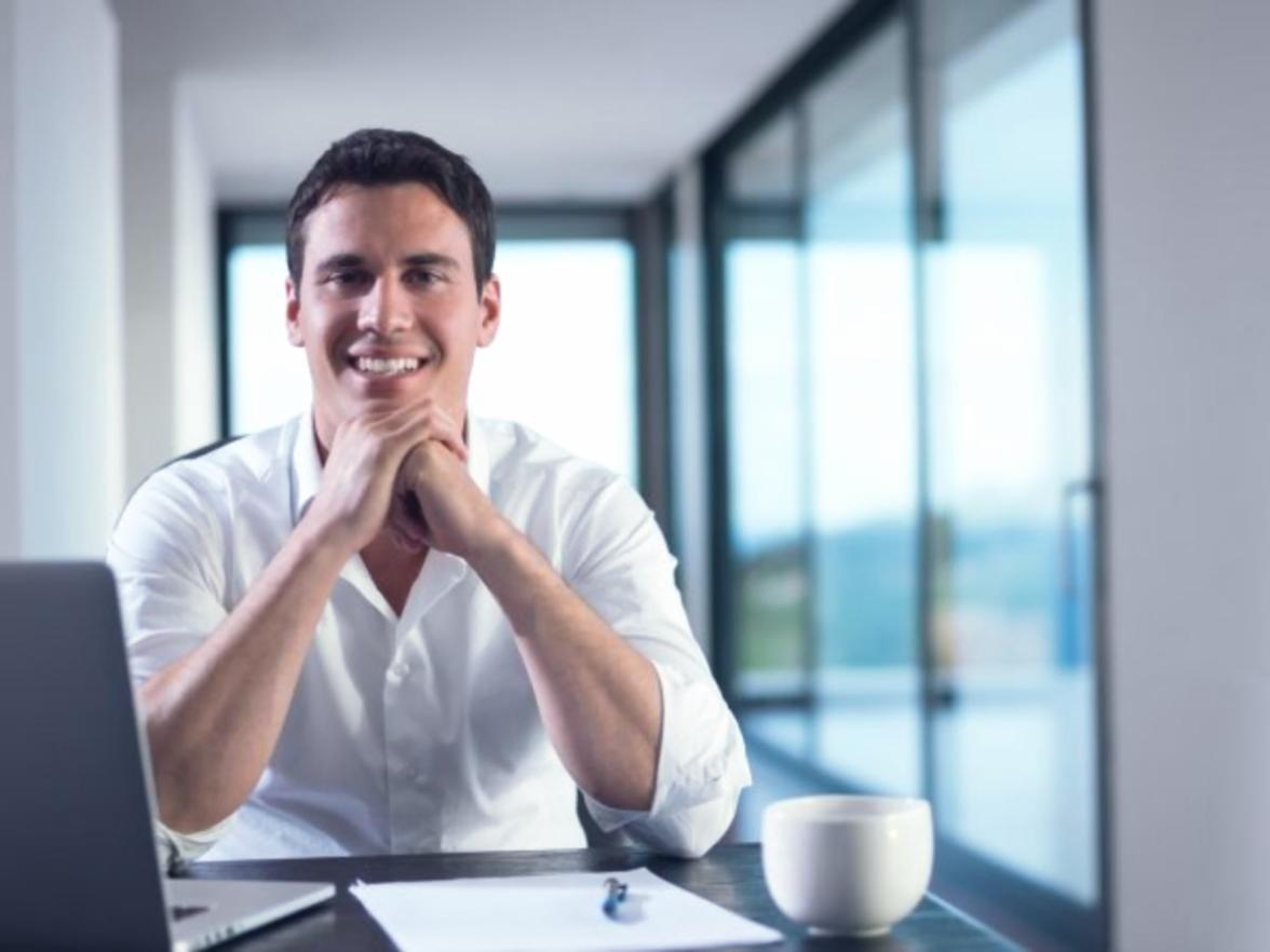 Sesja analizy danych finansowych i prezentacji wyników rentowności na ekranie komputera